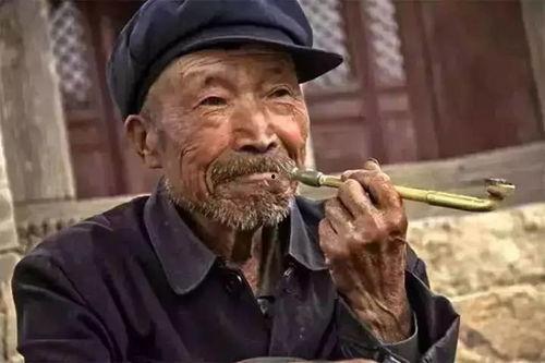 维族大爷吃老汉瓜